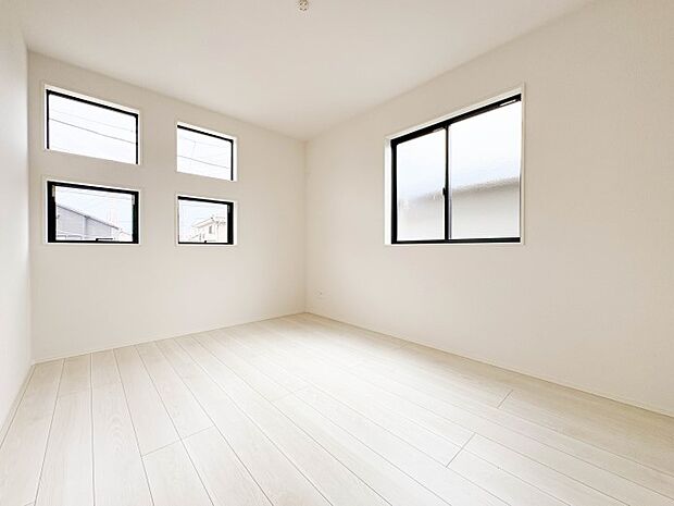 【洋室6帖】お子様のお部屋にぴったりなクロークを備えたフローリング仕様の洋室です。