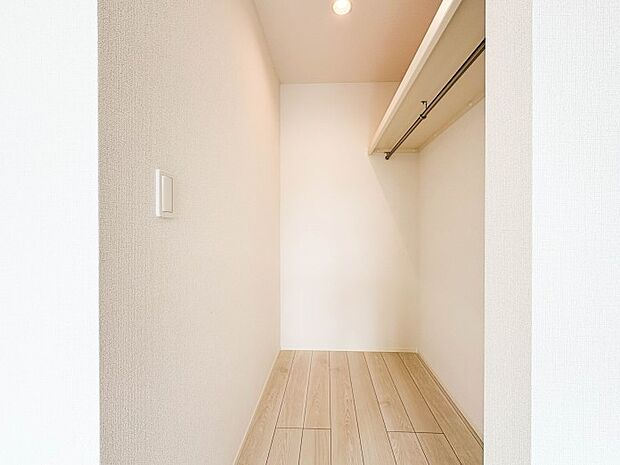 【WIC】WICのメリットの1つ目は、1箇所にまとめて収納が出来ること。2つ目は、衣替えが必要ないこと。3つ目は、扉が少なくなり室内がスッキリ見えること。