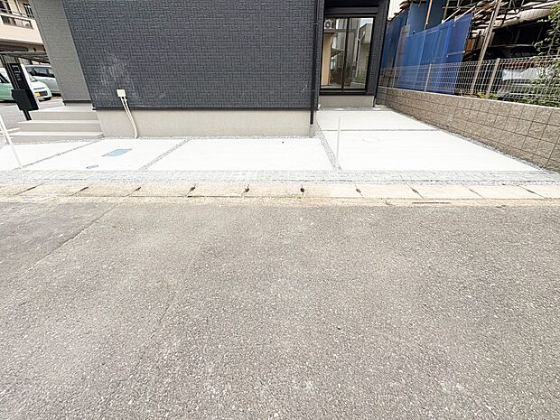 【駐車場】ゆったりとした駐車スペースを確保。大きめのお車でもOK。