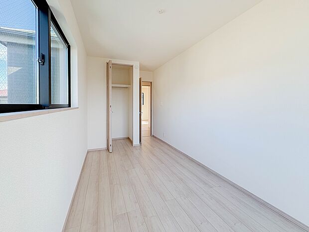 お部屋が明るいだけで、ちょっと幸せになれる。陽ざしの心理効果のおかげです。お部屋に陽をたっぷりとりこみましょう。明るいお部屋にいると、顔もなぜか明るくなる。