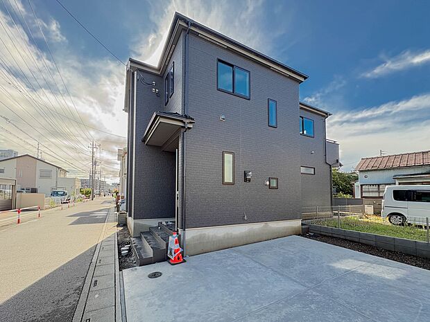 【前面道路】車の通行が少ないので、静かな住環境を維持することができます。