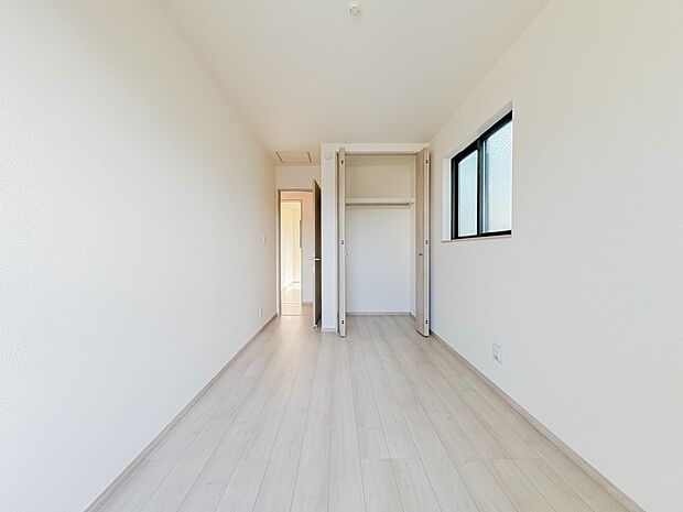 シンプルなデザインの家は風情がある。住む人のこだわりを感じる。外観も内装もいたってシンプル。居心地がよく、家事や趣味、子育てなどにも集中できる。家も人間も熟成するほどシンプルになっていくよう…