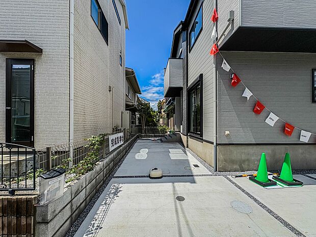 【駐車場】ゆったりとした駐車スペースを確保。大きめのお車でもOK。