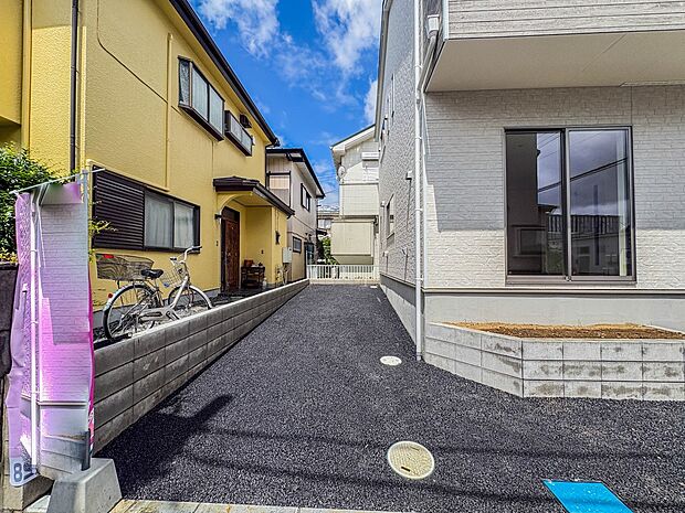 【駐車場】毎日の生活にマイカーが必須という方は、購入を検討する際、駐車場があることは大事な条件です。毎日の通勤や家族の送迎、買い物やお出かけなどクルマのある暮らしを満喫したい方は要チェック。…