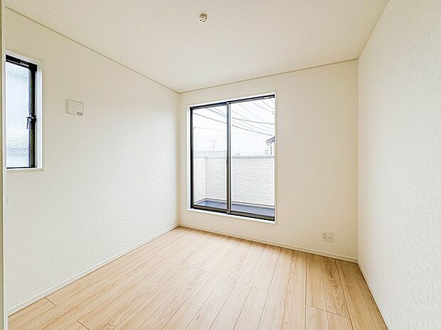 【Room-洋室5帖】 シンプルにデザインされた室内。家具やレイアウトでお好みの空間に。