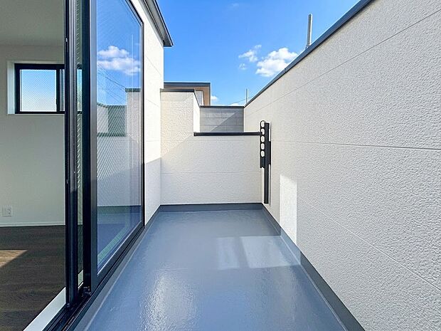 1号棟【バルコニー】 バルコニーから差し込む陽光・通風は、住環境・快適性と共に有り続ける貴重な「財産」です。CG加工により晴天にしています。