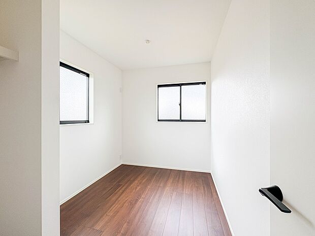 1号棟【洋室4.3帖】充実した生活は伸びやかな居室空間から始まります。快適に・伸びやかに。心の潤いを求める方々へ。