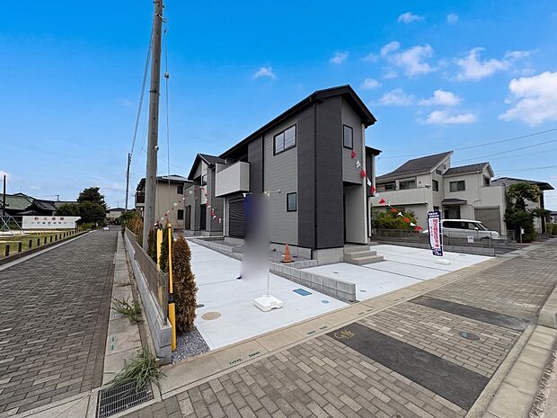 1号棟【前面道路15.4m】家の前をまっすぐの通りが走っている。クルマは少なく、人々は毎朝、ウォーキング、ジョギング、犬の散歩など、フリーな朝時間を過ごしている。