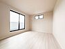 寝室：2号棟【寝室8.6帖】シンプルな内装はおしゃれのポイントです。シンプルは華美より飽きがこないからです。色や模様でおしゃれ感をだす。それがシンプルイズビューティーです。