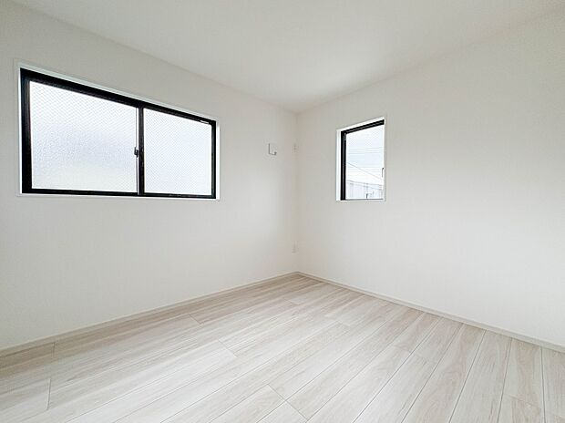 2号棟【子供部屋5.2帖】お子様のお部屋にぴったりなクロークを備えたフローリング仕様の洋室です。