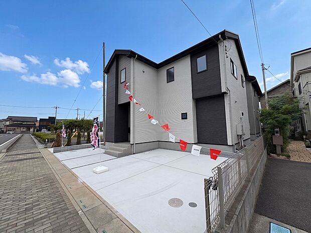 2号棟【外観】こちらの物件が少しでも気になるようでしたら、お気軽にお問合せください。人生でいちばん大きなお買い物ですので、ゆっくりご見学ください。ネット上の画像と実際の見学では、リアル感がま…