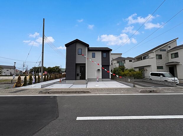 2号棟【前面道路15.4m】車の通行が少ないので、静かな住環境を維持することができます。