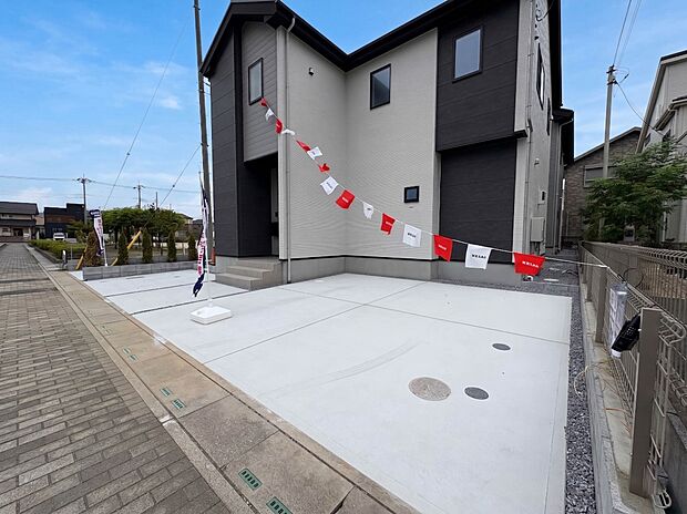 2号棟【駐車場】カースペース2台可／駐輪スペース。広々カースペースです。自転車、バイクなども置き場に困りません。