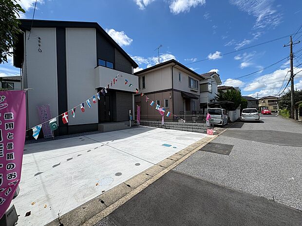 【駐車場】ゆったりとした駐車スペースを確保。大きめのお車でもOK。