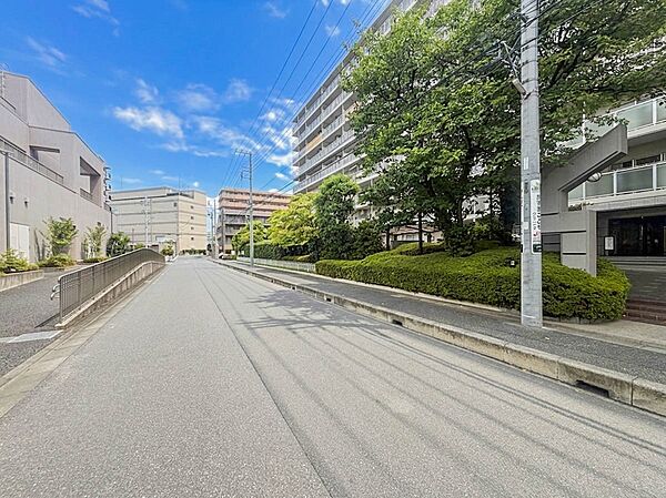 【前面道路】車の往来が比較的少ないので、静かな住環境を維持することができます。
