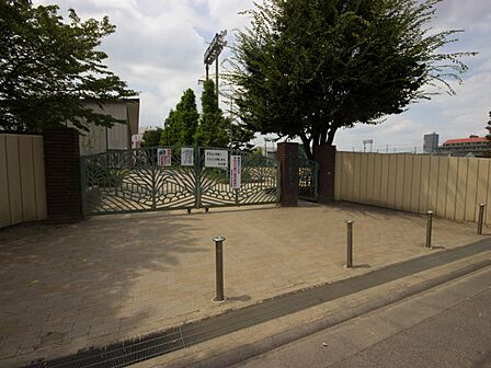 中学校 1100m 戸田市立新曽中学校(新曽中学校(私たちの目標とする中学生像は夢実現のために努力をおしまない生徒です。諦めなければ夢はずっと生徒たちの道の先にある。夢を追う青春へ、夢を追う…