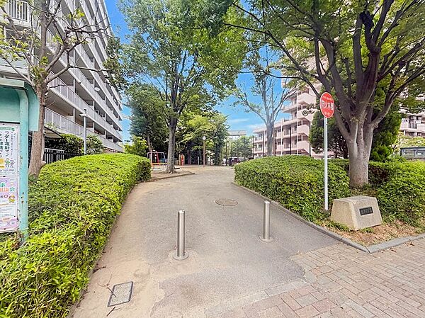 公園 80m 稲荷木公園(稲荷木公園、マンションの脇にある公園です。)