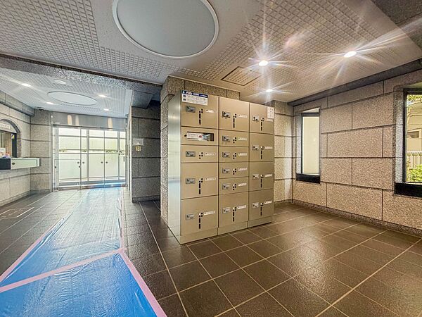 【宅配ボックス】好きな時間にいつでも荷物を受取れるため、到着時間を気にして自宅で待機したり、再配達の連絡をする手間がかかりません。共働きなど不在が多い方、ネット通販の利用が多い方に大変便利。…