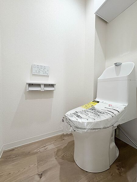 TOTO製のウォシュレット一体型トイレを新調。床はフロアタイルで清潔感を維持。