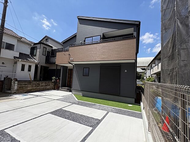 【現地外観】陽当りや通風性など各所に施された工夫で住みやすさを実現。部屋の大きさや周辺環境・街並など、資料には掲載していない情報が現地にはたくさんございます。是非ご確認下さい。※青空はイメー…