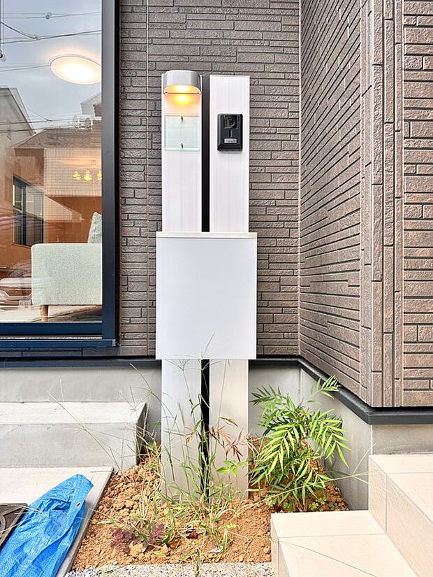【郵便受け】録画機能を備えたカラーモニターと郵便受けの門柱
