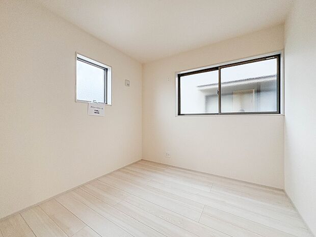 【子供部屋4.5帖】お子様のお部屋にぴったりなクロークを備えたフローリング仕様の洋室です。