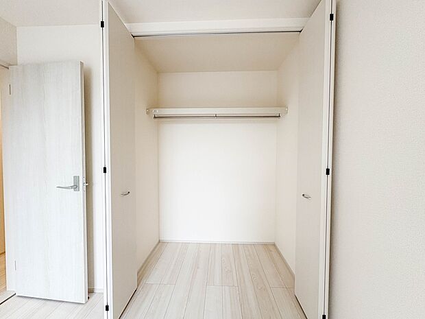 【収納】壁面クローゼットのメリットは、衣類が横一列に並ぶためひと目で洋服が選びやすいこと。衣類をたくさんお持ちの方も、限られたスペース内に無理なく収納することができます。