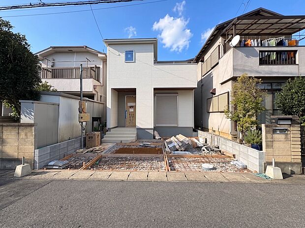 【外観】堂々たる趣ながら、主張し過ぎずどこか余裕を感じさせるシャープなフォルムで佇む邸宅は、晴天の空と照らし合わせる事で、本来あるべき完成形の姿を見せてくれます。