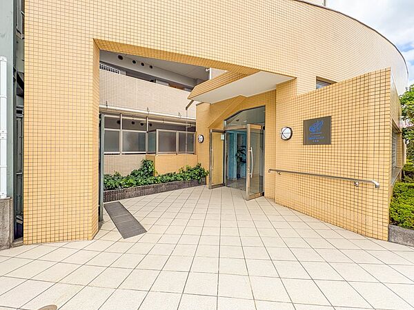 【エントランスアプローチ】上質感漂うエントランスへのアプローチ。居住者の帰り、訪れる方を優しく迎える・安らぎに満ちた生活空間を予感させる。健やかな暮らしを楽しめそう。