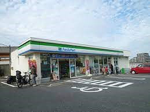コンビニ 350m ファミリーマート東浦和三丁目店(サラダを中心にしたヘルシー食材が充実のコンビニです。)