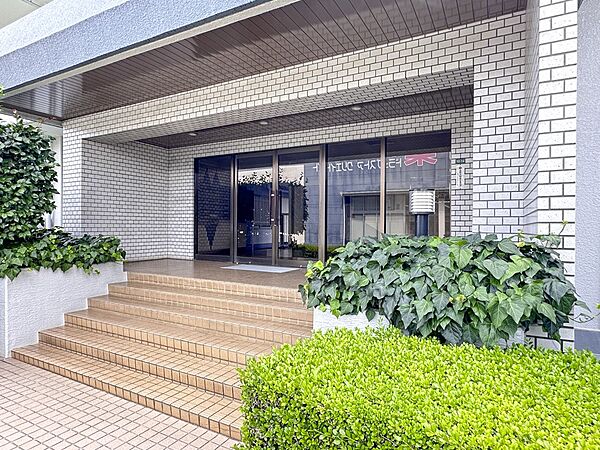 【エントランス】その住居の第一印象となるのがエントランスホールです。訪問されたお客さまをやさしくお迎えします。エントランスホールは、いわば住居の顔です。