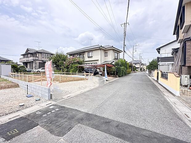 【前面道路】家の前をまっすぐの通りが走っている。クルマは少なく、人々は毎朝、ウォーキング、ジョギング、犬の散歩など、フリーな朝時間を過ごしている。