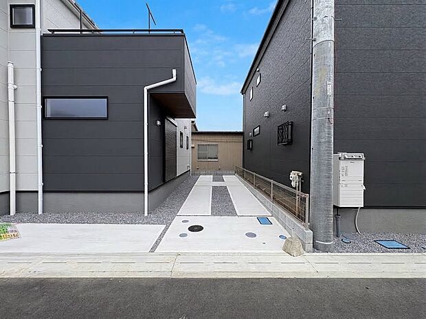 【駐車場】日々の暮らしにマイカーが必要。そんな方は物件の購入条件に駐車場は必須です。通勤に、家族のお迎えに、お買物に、おでかけに、クルマライフを楽しみたい方に。