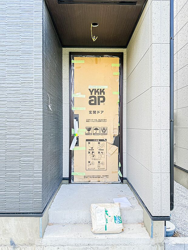 【玄関】ここから始まる「日常」はご家族にとってかけがえのない時間となります。少しでも豊かに、快適に。そんな想いから本邸宅は生まれました。