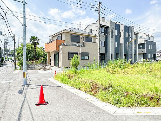 【前面道路4m】家の前をまっすぐの通りが走っている。クルマは少なく、人々は毎朝、ウォーキング、ジョギング、犬の散歩など、フリーな朝時間を過ごしている。