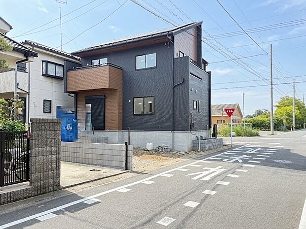 【現地外観】小中学校へ徒歩9分圏内・『学童保育』は家の目の前・『高台』の『制震住宅』
