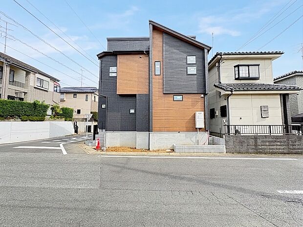 【現地外観】大型公園へ50m・穏やかな住環境の『制震装置』ダンパー採用の安心住宅