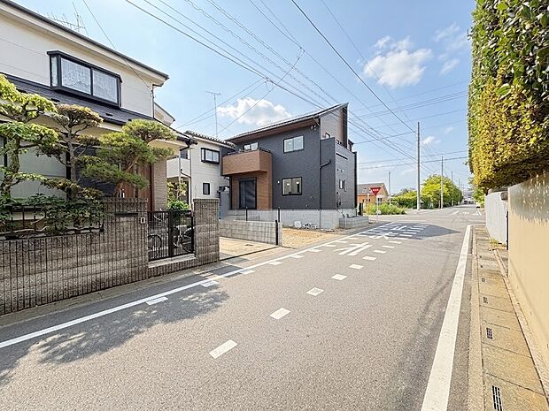 【公道6m×8ｍ】低層住居地域の整然とした街並みの角地！小中学校へ9分圏内、子育て環境充実の立地・『高台』の『制震住宅』