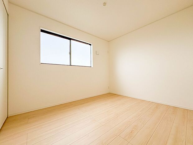 【洋室5.2帖】お子様のお部屋にぴったりなクロークを備えたフローリング仕様の洋室です。