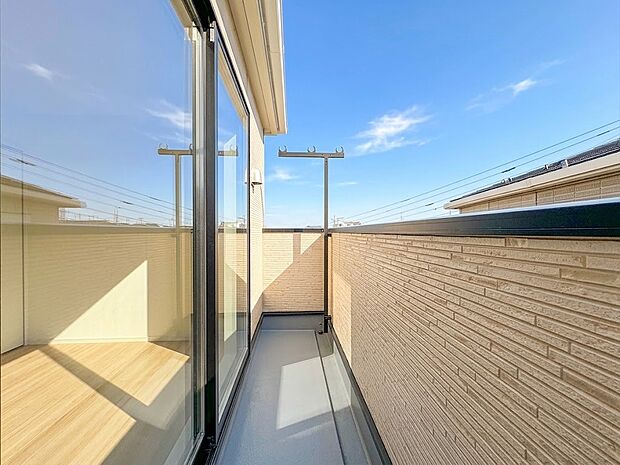 【バルコニー】バルコニーから差し込む陽光・通風は、住環境・快適性と共に有り続ける貴重な「財産」です。