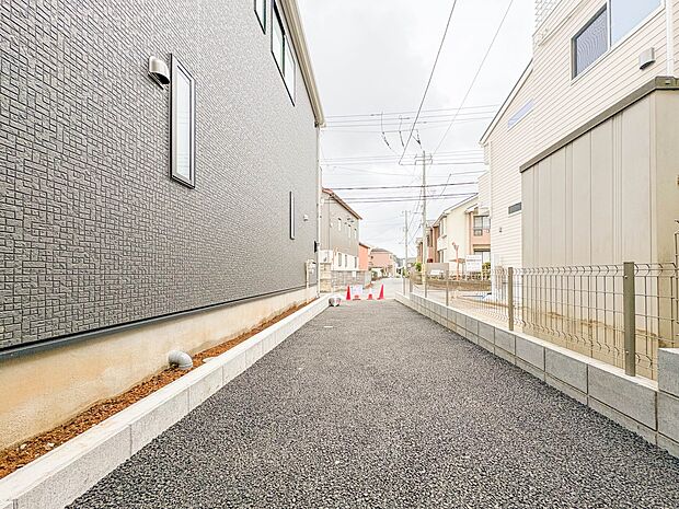 【駐車場】日々の暮らしにマイカーが必要。そんな方は物件の購入条件に駐車場は必須です。通勤に、家族のお迎えに、お買物に、おでかけに、クルマライフを楽しみたい方に。