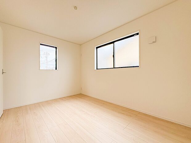 【洋室6帖】柔らかな陽光とフローリングの色味が調和した快適な空間。
