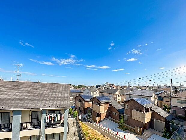 【眺望】朝の澄んだ空気や、夕方に吹く清々しい風を五感で感じられるバルコニー。