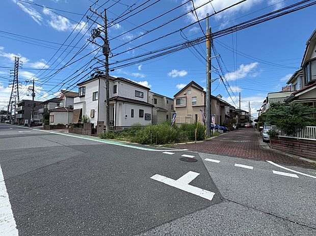 【前面道路】車の通行が少ないので、静かな住環境を維持することができます。