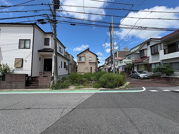 【前面道路】家の前をまっすぐの通りが走っている。クルマは少なく、人々は毎朝、ウォーキング、ジョギング、犬の散歩など、フリーな朝時間を過ごしている。