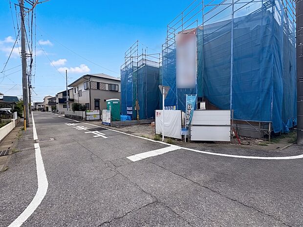 【前面道路】車の通行が少ないので、静かな住環境を維持することができます。