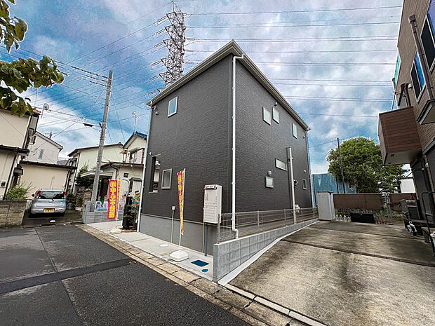 【外観】家族の温かさと陽光の暖かさ、楽しい毎日と明るい未来を予感させる「空間が織り成すひとつ先の住み心地」を演出します。※青空はイメージです。