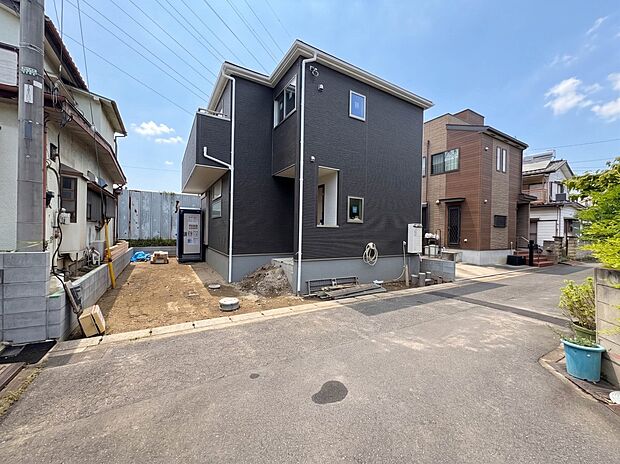 【外観】家族の温かさと陽光の暖かさ、楽しい毎日と明るい未来を予感させる「空間が織り成すひとつ先の住み心地」を演出します。※青空はイメージです。