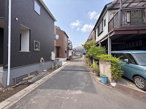 【前面道路】車の通行が少ないので、静かな住環境を維持することができます。※青空はイメージです。