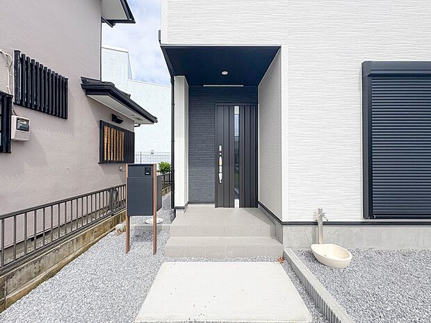 【玄関】玄関はおうちの顔と言われます。玄関アプローチは、外観デザインの印象を左右します。ご家族の個性を出しながら、素敵な玄関でお客様をお迎えしてください。